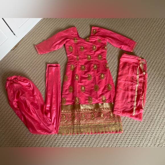 Indian Punjabi suit - Picture 2 of 3